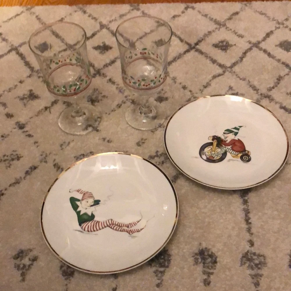 Holiday Table Setting for 2 ( plates and drink ware)